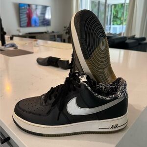 Nike Air Force 1 - Mens size 9 US - In good used condition!